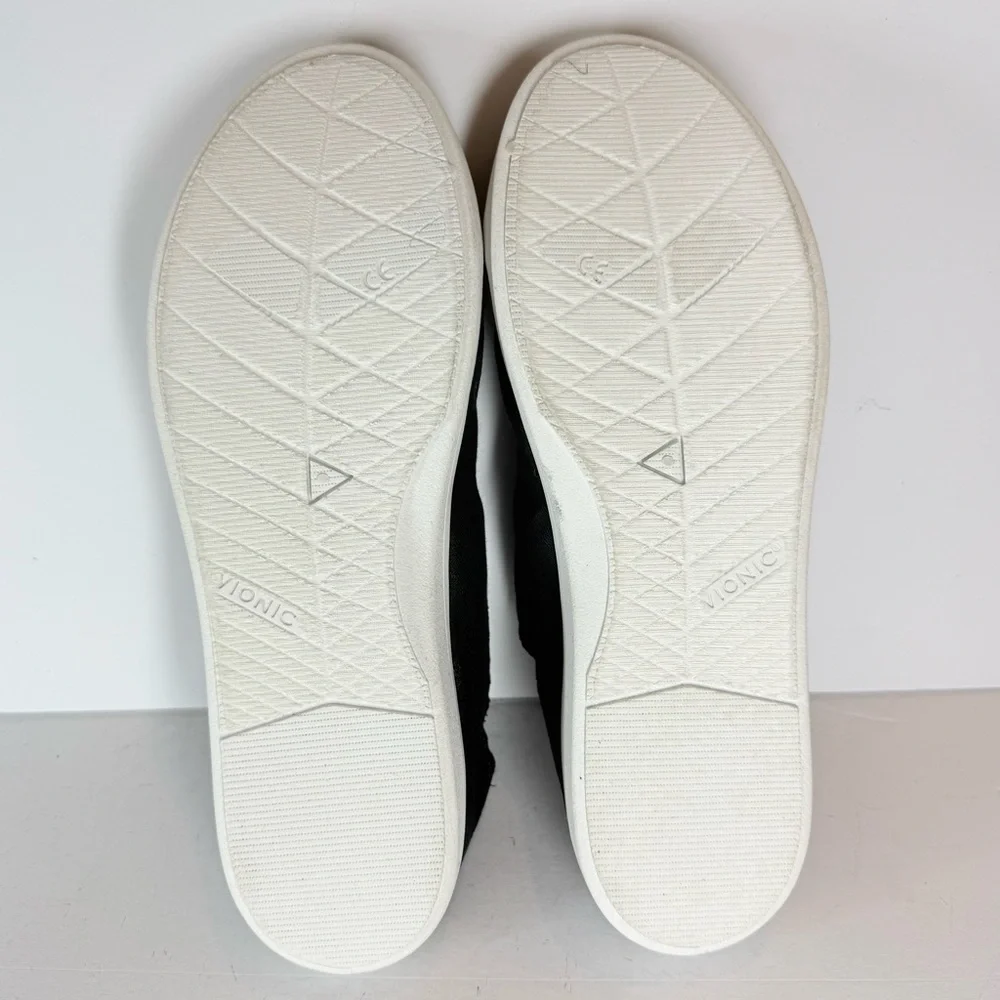 NWT Vionic Black Canvas Comfort Sneakers‎ Women’s Size 12
